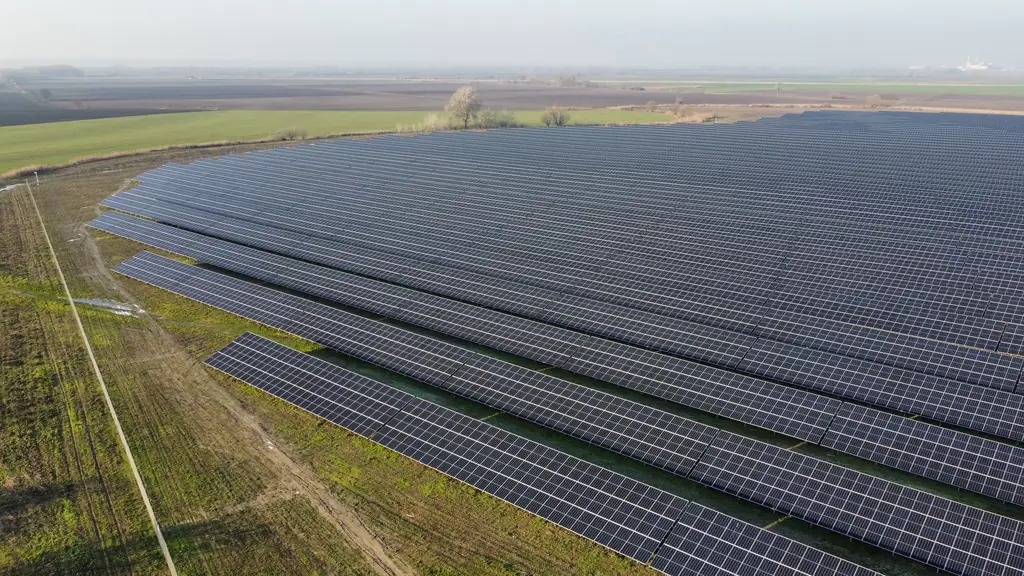 Vista aérea de uma grande usina fotovoltaica