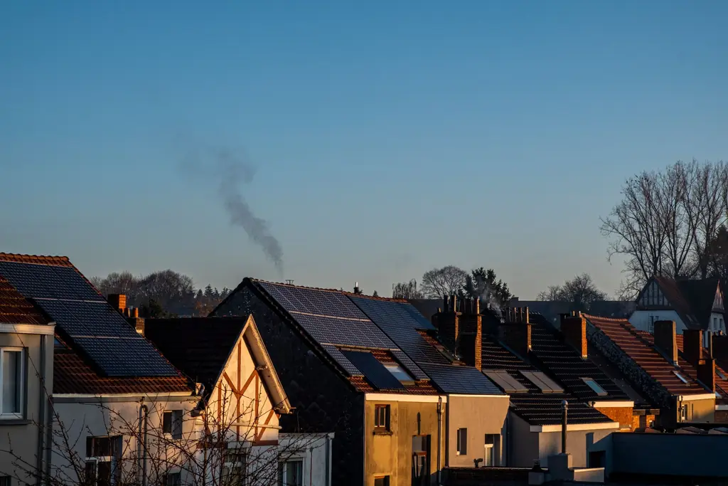 Sistemas fotovoltaicos instalados em telhados residenciais