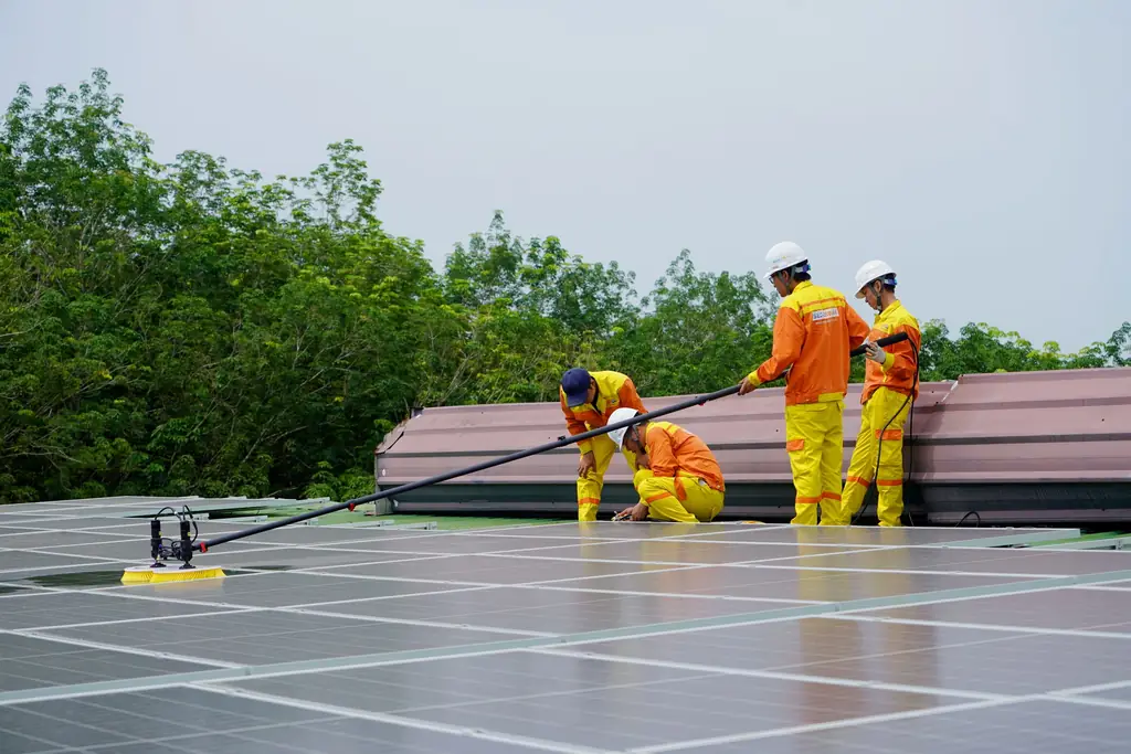 Equipe técnica realizando manutenção em uma usina solar